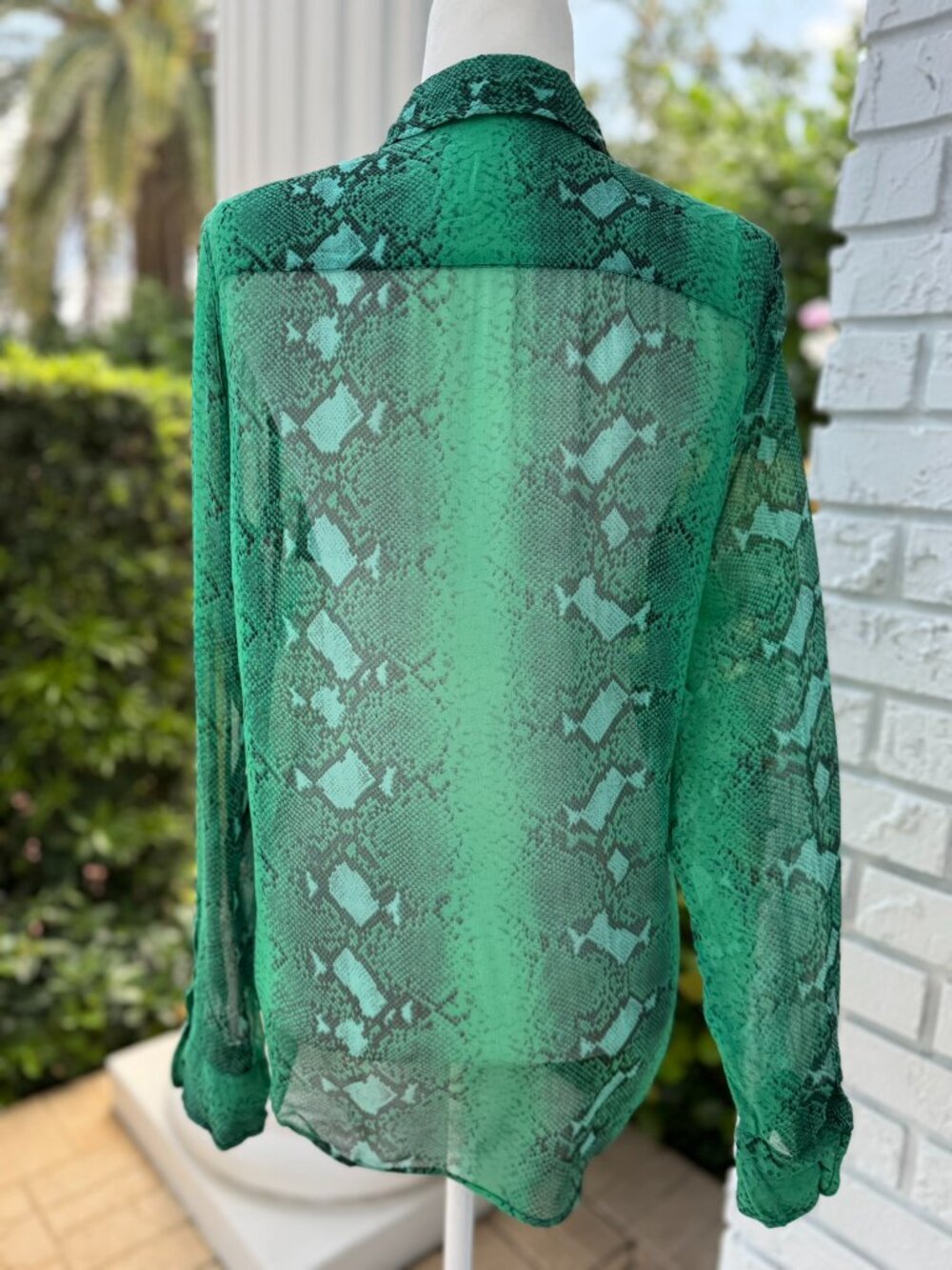 Equipment Femme Silk Snake Print Blouse Size Medium - Picture 2 of 4